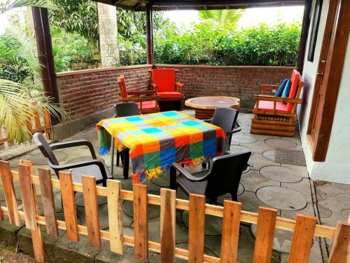 a patio with a colorful table and chairs at Casa SAMI Acepto Mascota in Ayampe