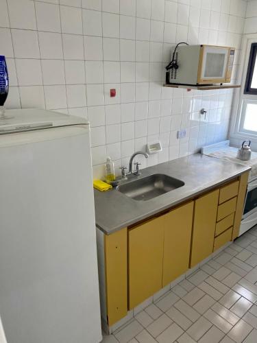 a kitchen with a sink and a microwave at 3 Amb. C/Cochera Zona “La Perla” in Mar del Plata