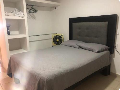 ein Schlafzimmer mit einem Bett mit einer Uhr drauf in der Unterkunft Alojamiento privado con seguridad in Tepic