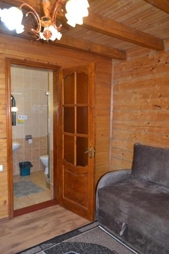 a room with a bed and a bathroom at Hirskyy Svitanok in Migovo