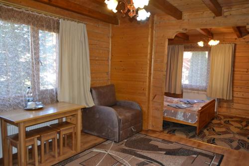 a room with a desk and a chair in a cabin at Hirskyy Svitanok in Migovo