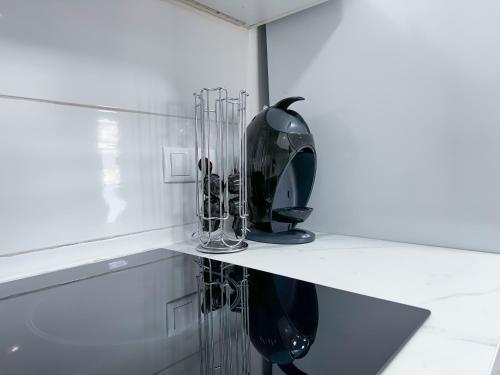 a black appliance sitting on a counter in a kitchen at Casa ”Playa” in Santa Pola