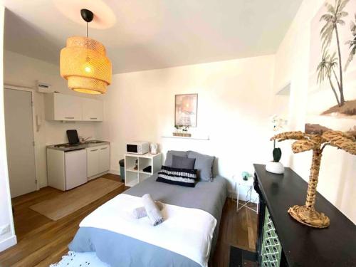 Cette petite chambre comprend un lit et une cuisine. dans l'établissement Charmant studio au calme proche centre ville, à Rennes