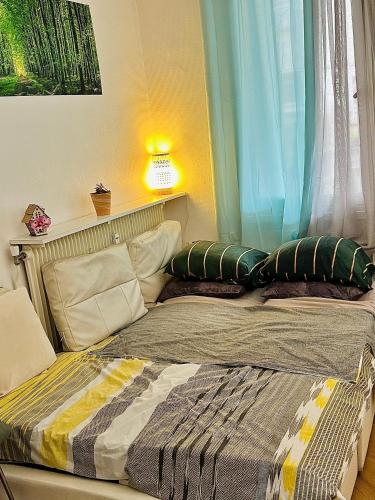 uma cama num quarto com uma janela em Saxe Cosy Garibaldi em Lyon