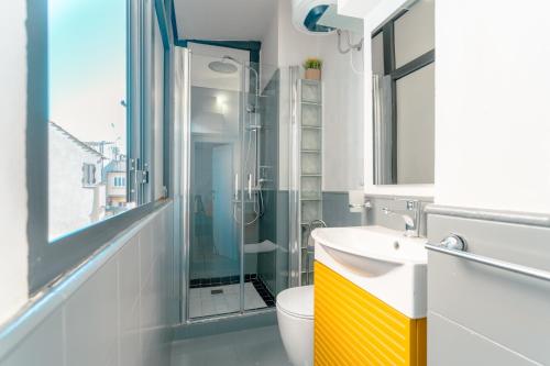 ローマにあるBabuino Mini Loftのバスルーム(シャワー、トイレ、シンク付)