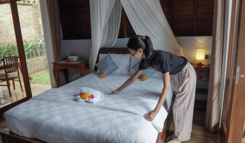 Postel nebo postele na pokoji v ubytování Nyamane Ubud Green View Villas by EPS