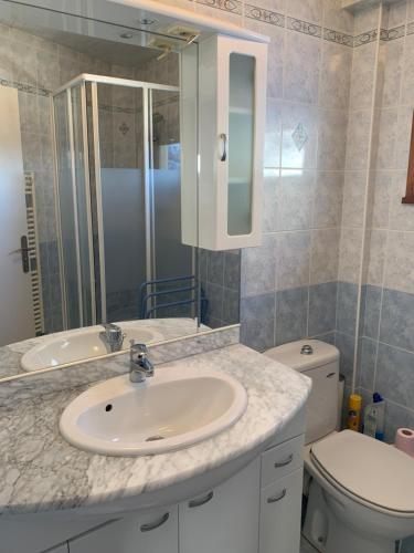 une salle de bain avec un lavabo et des toilettes dans l'établissement Aravis 1500, No 4, Appartement 3 pièces, Vue montagne, à La Clusaz