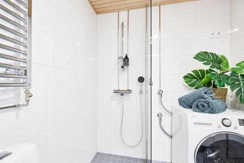 een wasmachine in een badkamer met een douche bij Beautiful apartment in the center of Tampere in Tampere