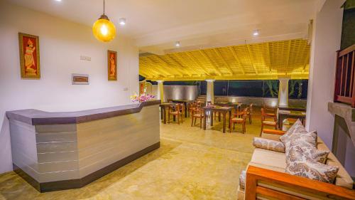 sala de estar con bar y comedor en Beyond The Sea By Ceylonese, en Ambalangoda