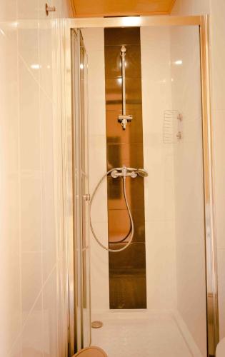 a shower with a glass door in a bathroom at O Refugio Nas Vinhas in Badim