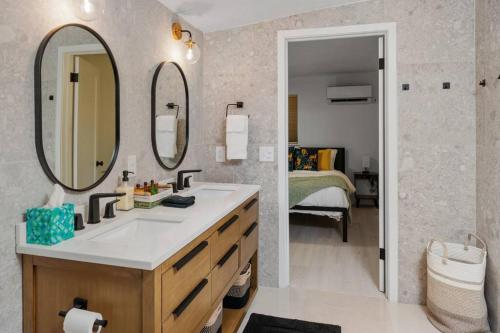 A bathroom at Smart Bungalow: 10-min to UF, Central Location