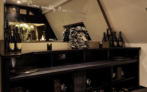 ein Regal voller Flaschen und Vasen in der Unterkunft The Vermont ApartHotel New in Newcastle upon Tyne