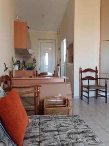 un soggiorno con tavolo e cucina di a comfortable studio near the University a Patra