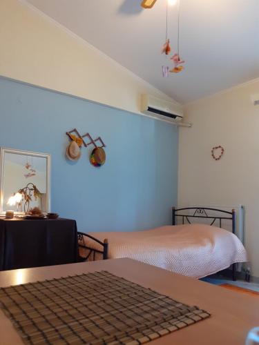 una camera con due letti e una tastiera su un tavolo di a comfortable studio near the University a Patra