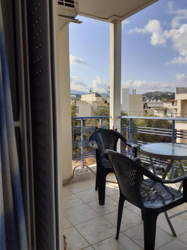 balcone con 2 sedie e tavolo con vista di a comfortable studio near the University a Patra