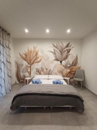 um quarto com uma cama com um quadro na parede em Villa Laura Holiday House 2 em Bolonha
