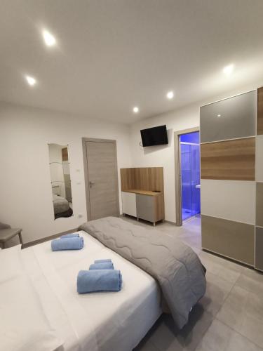 een slaapkamer met een groot bed met twee blauwe kussens erop bij Villa Laura Holiday House 2 in Bologna