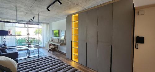 un soggiorno con divano e scrivania di Luxury and Modern Aptartment en Distrito Quartier a Buenos Aires