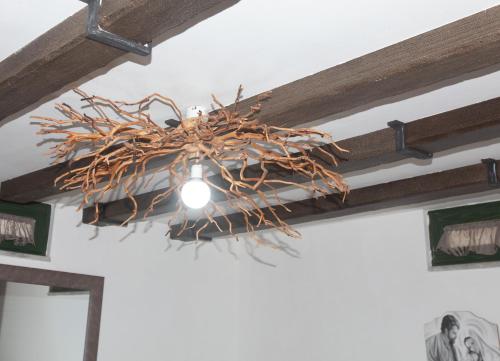 una araña de ramitas colgando del techo en B&B Gianni en Capodrise