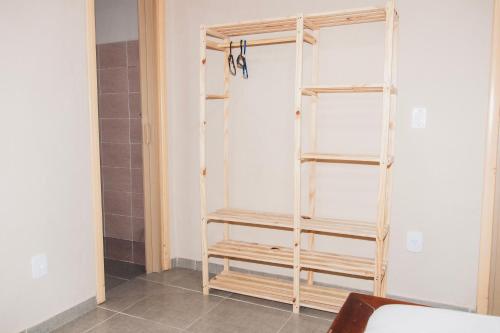 een kamer met een kast met houten planken bij Casa Sol de Búzios in Búzios