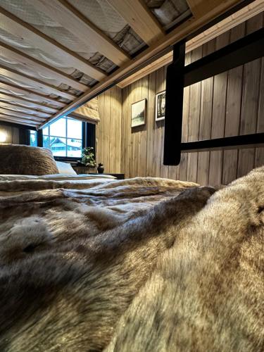 a bedroom with two beds and a window at Trysil Moderna Lodge in Trysil