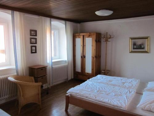 1 dormitorio con cama y techo de madera en Steiner Stammhaus, en Vorderstoder