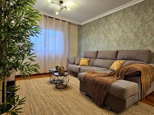 sala de estar con sofá y ventana grande en Alojamiento GOLDEN SUITE, en Ribeira