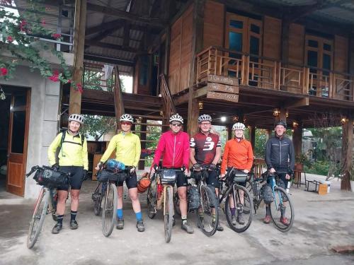 un grupo de personas en bicicleta delante de un edificio en Homestay tuấn bảy en Yên Bái