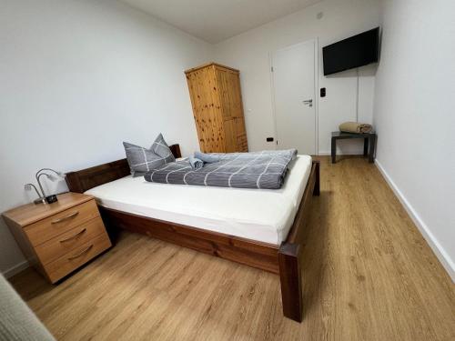 1 dormitorio con cama y tocador de madera en Traumhafte Ferienwohnung zentral, en Nordenham