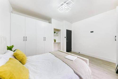 Ein Bett oder Betten in einem Zimmer der Unterkunft Modern London Apartment with WIFI