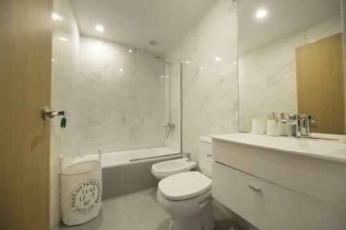 ein weißes Bad mit einem WC und einem Waschbecken in der Unterkunft Fitz Cosmopolitan - Studio in Palermo Hollywood in Buenos Aires