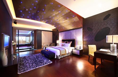 a bedroom with a bed with a star ceiling at Amain Boutique Motel - Tucheng 217 in Tucheng