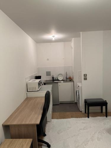 - une petite cuisine avec une table et un comptoir dans l'établissement New Upscale 1 bedroom Apartment, à Paris