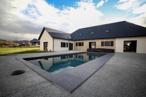 une maison avec une piscine devant dans l'établissement Chambres d'hôtes les Hirondelles, à Lanne-en-Barétous 