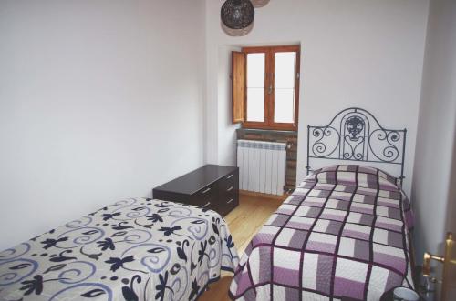 Schlafzimmer mit einem Bett, einem Tisch und einem Fenster in der Unterkunft Casas do Sinhel in Chã de Alvares