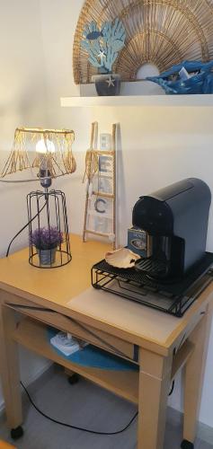 a desk with a printer on top of it at Monte Gordo T1 Parque dos Reis in Monte Gordo