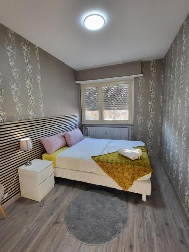 une chambre avec un grand lit et une fenêtre dans l'établissement Happy Studio 47 B St Louis, à Saint-Louis