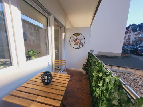 weranda z drewnianą ławką na balkonie w obiekcie Zentrales Apartment mit Balkon und Parkplatz w Trewirze