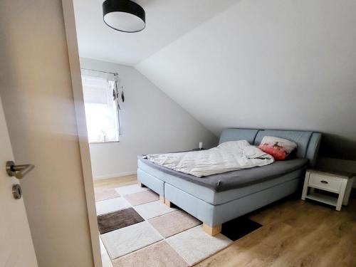 a small bedroom with a bed in a attic at Stern Apartment in Wehr