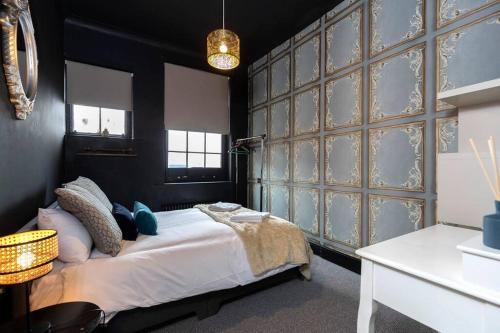 Schlafzimmer mit einem Bett und einer Glaswand in der Unterkunft Dickens' Nook in Hartlepool