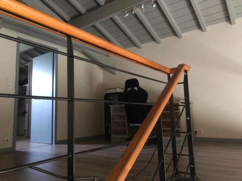 una escalera con barandilla de cristal en una habitación en La tanière, en Hasparren