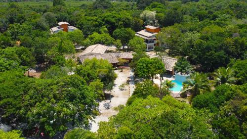 vista aerea di un resort con piscina di Pousada Maliale Boipeba a Ilha de Boipeba