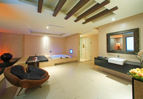 a large bathroom with a tub and a sink at Amain Boutique Motel - Tucheng 217 in Tucheng