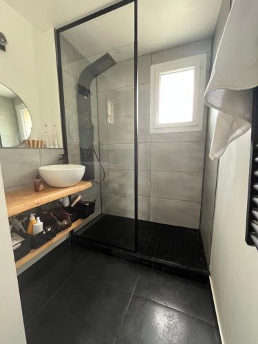 une salle de bain avec une douche en verre et un lavabo dans l'établissement 24h du mans, 24h moto, le Classic proche du circuit, au Mans