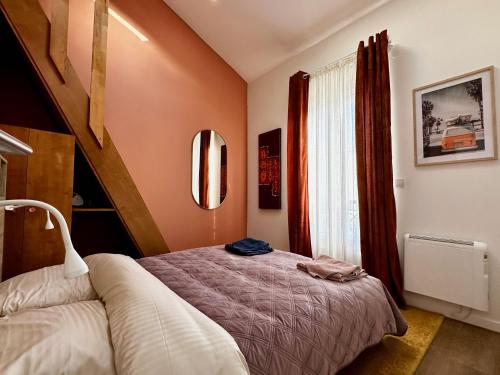 1 dormitorio con cama y ventana en Refuge familial Disney&Paris, en Nogent-sur-Marne