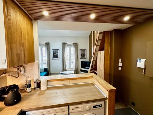 una cocina con una escalera en el medio de una habitación en Refuge familial Disney&Paris, en Nogent-sur-Marne
