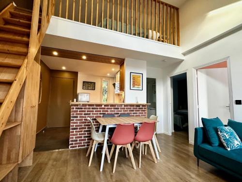 une cuisine et une salle à manger avec une table et des chaises dans l'établissement Refuge familial Disney&Paris, à Nogent-sur-Marne