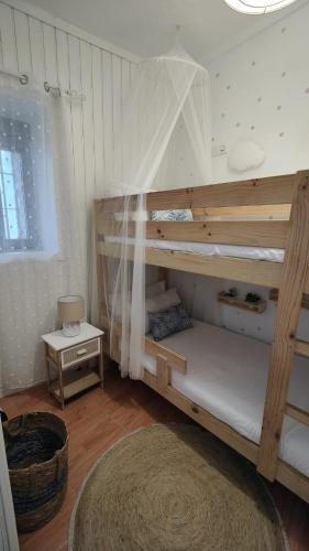 蒙特哈克的住宿－Las Lajas, Casa Rural，一间卧室设有两张双层床和一张桌子