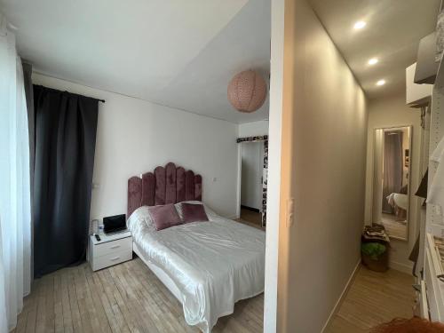 - une chambre avec un lit doté d'une grande tête de lit dans l'établissement 24h du mans, 24h moto, le Classic proche du circuit, au Mans