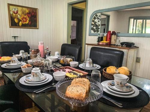 - une table avec de la nourriture et du pain en haut dans l'établissement Pousada Quinta dos Medeiros, à Canela